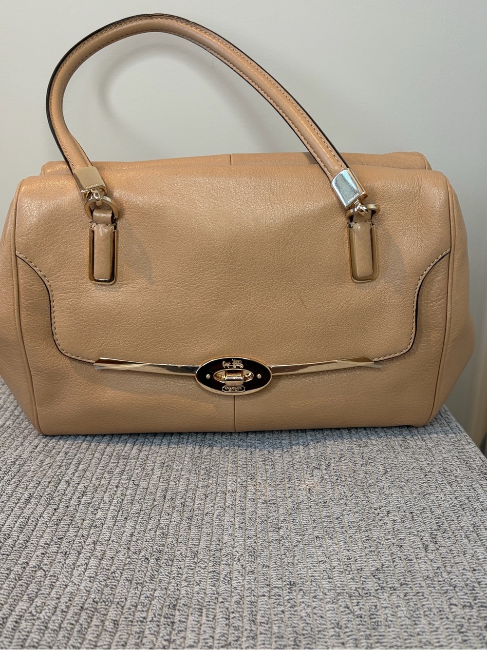 Coach Beige Pebbled leather Shoulder bag/ gold turn lock hardware - Picture 4 of 11